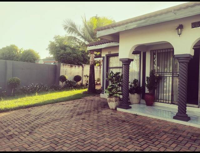 4 BEDROOM HOUSE FOR SALE IN SHAYANDIMA